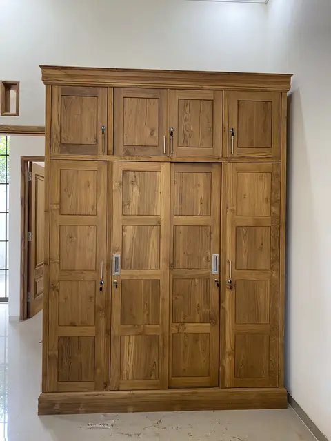 Lemari pakaian jati empat pintu dengan panel