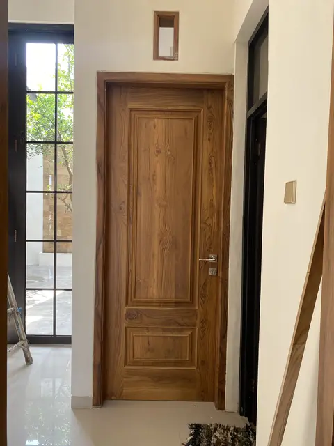 Pintu kamar jati dengan panel klasik