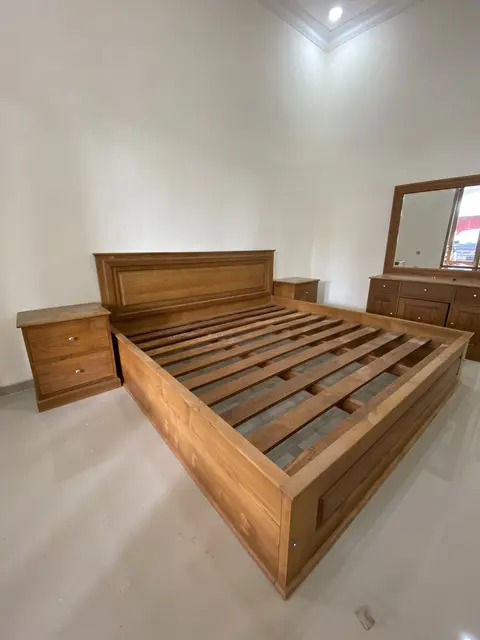 Set tempat tidur jati dengan nakas dan meja rias